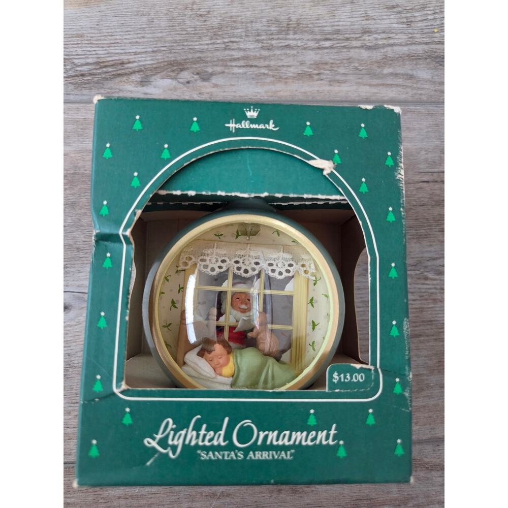 Vintage‎ 1980 Hallmark Lighted Ornament Santa’s Arrival Retro Christmas Diorama
